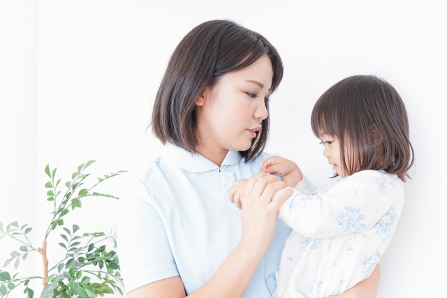 看護師と幼児